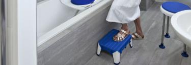 El Invacare Aquatec Step es pequeño escalón que sirve como ayuda para acceder a la bañera o muebles de baño.