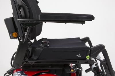 Silla de ruedas electrónica Invacare TDX SP2 NB Ultra Low Maxx compacta con tracción central y unidad de asiento modular. 