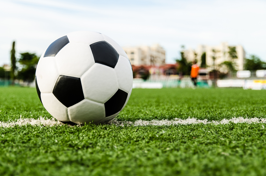 Pelota de fútbol en el campo