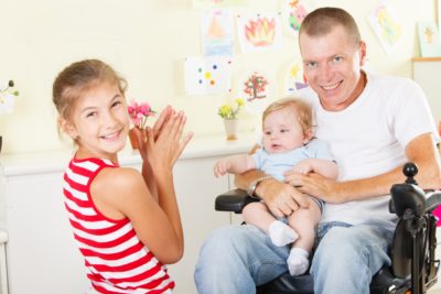 Padre haciendo actividades divertidas con sus hijos