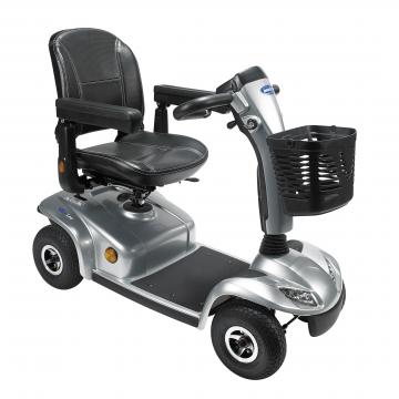 Scooter eléctrico Invacare Leo disponible en 3 o 4 ruedas con kit de luces para más seguridad.