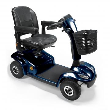  Scooter eléctrico Invacare Leo disponible en 3 o 4 ruedas con kit de luces para más seguridad.