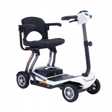 Scooter eléctrico Invacare Scorpius A plegable electricamente con un solo botón y super compacto para almacenarlo o transportarlo.