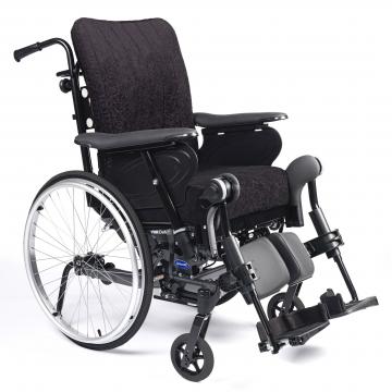 Silla de ruedas de posicionamiento Invacare Rea Dahlia. Sistema DSS (Dual Stability System) que permite que el centro de gravedad se desplace al bascular el asiento.