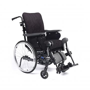 Silla de ruedas de posicionamiento Invacare Rea Dahlia. Sistema DSS (Dual Stability System) que permite que el centro de gravedad se desplace al bascular el asiento.
