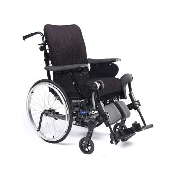 Silla de ruedas de posicionamiento Invacare Rea Dahlia. Sistema DSS (Dual Stability System) que permite que el centro de gravedad se desplace al bascular el asiento.