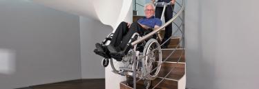 El subescaleras Invacare Alber Scalamobil S35 permite subir escaleras con la silla de ruedas manual.