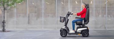 Invacare Scooter eléctrico Orion Metro disponible en versión 3 o 4 ruedas. Ruedas neumáticas de 11 pulgadas 