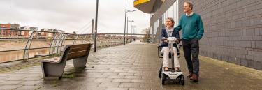 Scooter eléctrico Invacare Scorpius A plegable electricamente con un solo botón y super compacto para almacenarlo o transportarlo.