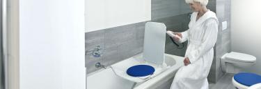 Elevador de bañera Invacare Aquatec Orca con asiento, respaldo y base de polipropileno con una funda que puede ser blanca o azul. 