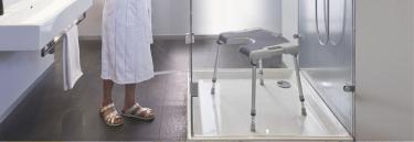 Invacare Aquatec Sorrento taburete de ducha con abertura y patas abatibles. Tamaño reducido.