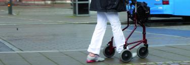 El Invacare Delta es un rollator de 3 ruedas con empuñaduras anatómicas y regulables en altura