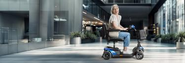  Scooter eléctrico Invacare Colibri pequeño, ligero y desmiontable. Baterías de 18 Ah.