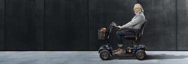  Scooter eléctrico Invacare Leo disponible en 3 o 4 ruedas con kit de luces para más seguridad.