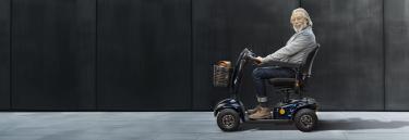  Scooter eléctrico Invacare Leo disponible en 3 o 4 ruedas con kit de luces para más seguridad.