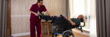 Silla de ruedas de posicionamiento Invacare Rea Dahlia. Sistema DSS (Dual Stability System) que permite que el centro de gravedad se desplace al bascular el asiento.