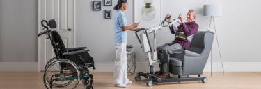   Grúa de bipedestación Invacare ISA Plus de peso reducido, empuñaduras ergonómicas y brazo de elevación extensible