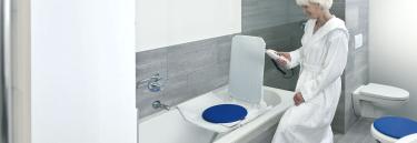 Elevador de bañera Invacare Aquatec Orca con asiento, respaldo y base de polipropileno con una funda que puede ser blanca o azul. 