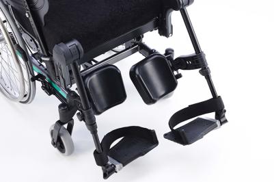 Reposapiernas elevables con compensación ergonómica