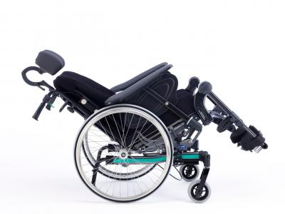 Silla de ruedas de posicionamiento Invacare Rea Dahlia. Sistema DSS (Dual Stability System) que permite que el centro de gravedad se desplace al bascular el asiento.