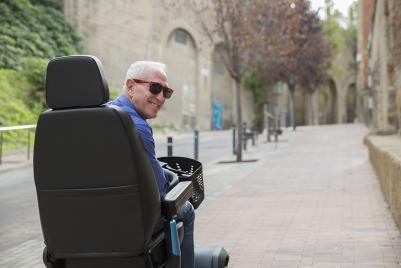 Invacare Scooter eléctrico Comet Alpine para conducir por todo tipo de terrenos. Suspensión de asiento y elevación eléctrica. 