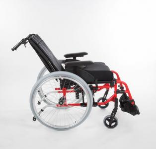 Silla de ruedas manual semi activa Invacare Action 4 NG reposabrazos y reposapiés extraíbles