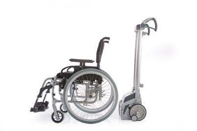 El subescaleras Invacare Alber Scalamobil S35 permite subir escaleras con la silla de ruedas manual.