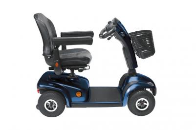  Scooter eléctrico Invacare Leo disponible en 3 o 4 ruedas con kit de luces para más seguridad.