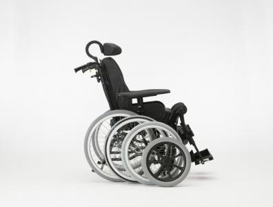 Silla de ruedas de posicionamiento Invacare Rea Azalea. Basculación de asiento con transferencia de peso hasta 25º y una reclinación del respaldo de 30º. 