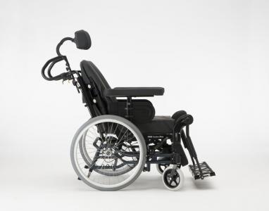 Silla de ruedas de posicionamiento Invacare Rea Azalea. Basculación de asiento con transferencia de peso hasta 25º y una reclinación del respaldo de 30º. 