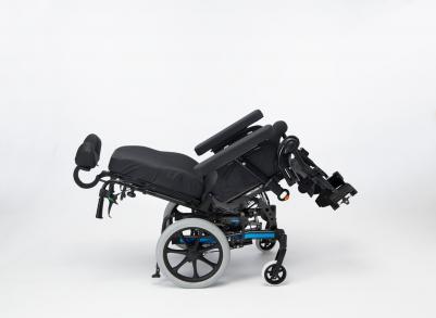 Silla de ruedas de posicionamiento Invacare Rea Dahlia. Sistema DSS (Dual Stability System) que permite que el centro de gravedad se desplace al bascular el asiento.