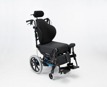 Silla de ruedas de posicionamiento Invacare Rea Dahlia. Sistema DSS (Dual Stability System) que permite que el centro de gravedad se desplace al bascular el asiento.