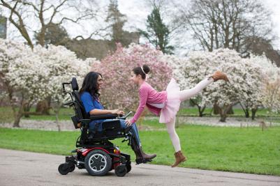 Silla de ruedas electrónica Invacare TDX SP2 NB Ultra Low Maxx compacta con tracción central y unidad de asiento modular. 