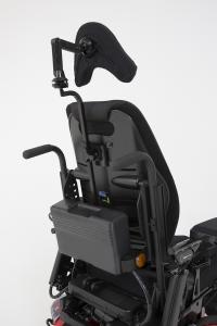 Silla de ruedas electrónica Invacare TDX SP2 NB Ultra Low Maxx compacta con tracción central y unidad de asiento modular. 