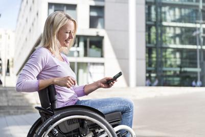 Dispositivo de ayuda a la propulsión Invacare Alber E-motion para sillas de ruedas manuales.