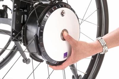 Sistema de ayuda a la propulsión Invacare Alber Twion M24 para sillas de ruedas manuales.Motores eléctricos integrados en los bujes de las ruedas.