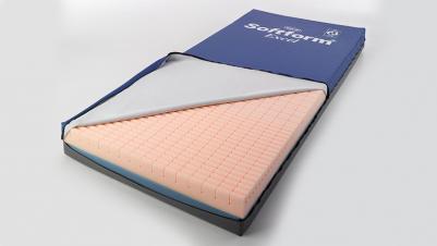Colchón para camas articuladas Invacare Softform Excel de espuma cortada con celdas independientes para el máximo confort del paciente y una mayor prevención de escaras