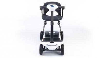 Scooter eléctrico Invacare Scorpius A plegable electricamente con un solo botón y super compacto para almacenarlo o transportarlo.