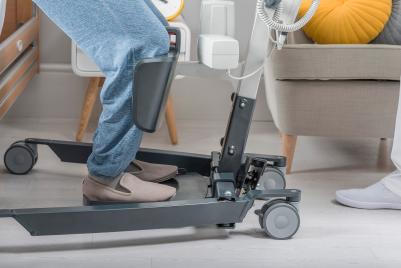 Grúa de bipedestación Invacare ISA Compact empuñaduras ergonómicas, brazo de elevación extensible, soporte de piernas ajustable en altura