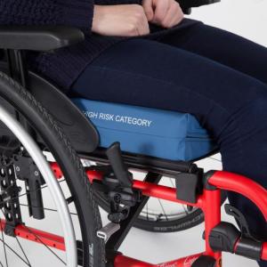 El cojín para sillas de ruedas Invacare Propad Revolve SI se fabrica con espuma de alta resiliencia y gel fluido de silicona