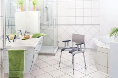 Invacare Sorrento silla de ducha con abertura higiénica, con 4 patas abatibles. Incorpora reposabrazos y respaldo.
