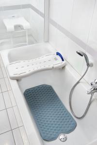Invacare Aquatec Sansibar asiento de ducha plegable que se instala en la pared.Fabricado en PVC y acero inoxidable