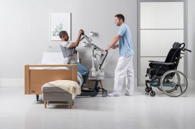 Grúa de bipedestación Invacare ISA Compact empuñaduras ergonómicas, brazo de elevación extensible, soporte de piernas ajustable en altura