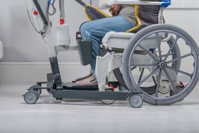 Grúa de bipedestación Invacare ISA Compact empuñaduras ergonómicas, brazo de elevación extensible, soporte de piernas ajustable en altura