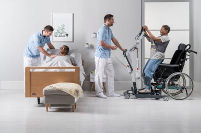 Grúa de bipedestación Invacare ISA Compact empuñaduras ergonómicas, brazo de elevación extensible, soporte de piernas ajustable en altura