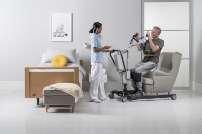  Grúa de bipedestación Invacare ISA Plus de peso reducido, empuñaduras ergonómicas y brazo de elevación extensible