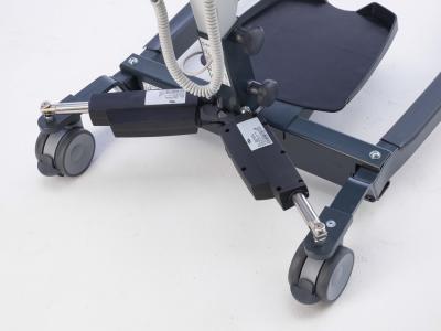  Grúa de bipedestación Invacare ISA Plus de peso reducido, empuñaduras ergonómicas y brazo de elevación extensible