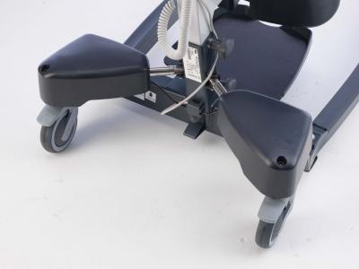 Grúa de bipedestación Invacare ISA Xplus para usuarios bariátrico, sempuñaduras ergonómicas, brazo de elevación extensible, soporte de piernas ajustable en altura