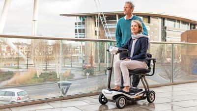 Scooter eléctrico Invacare Scorpius A plegable electricamente con un solo botón y super compacto para almacenarlo o transportarlo.