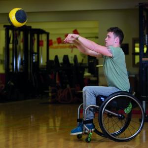 Cojín para sillas de ruedas Invacare Matrx Libra combina una base de espuma con una bolsa de gel fluido